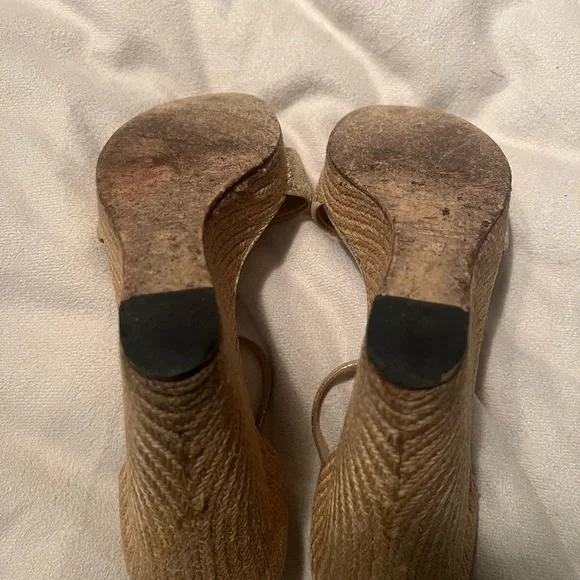 Gucci Gold Wedge Shoes for Elegant Occasions - Picture 9 of 10